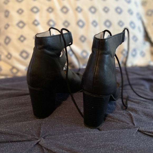 Black heels size 6.5 - Picture 2 of 3